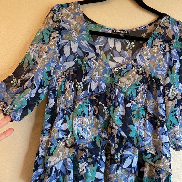 EXPRESS Size S Blue Floral Ruffled Tiered V-Neck Semi-Sheer Hi-Low Blouse - Picture 3 of 16